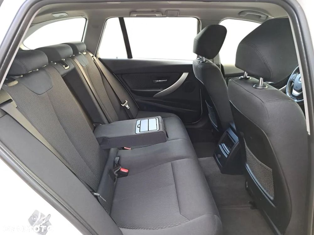 BMW Seria 3 318i GPF Advantage - 26