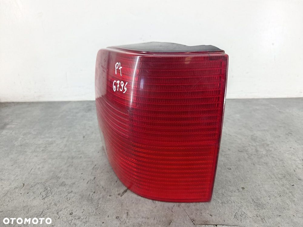 LAMPA TYLNA PRAWA VW PASSAT B5 3B9945112F KOMBI - 2