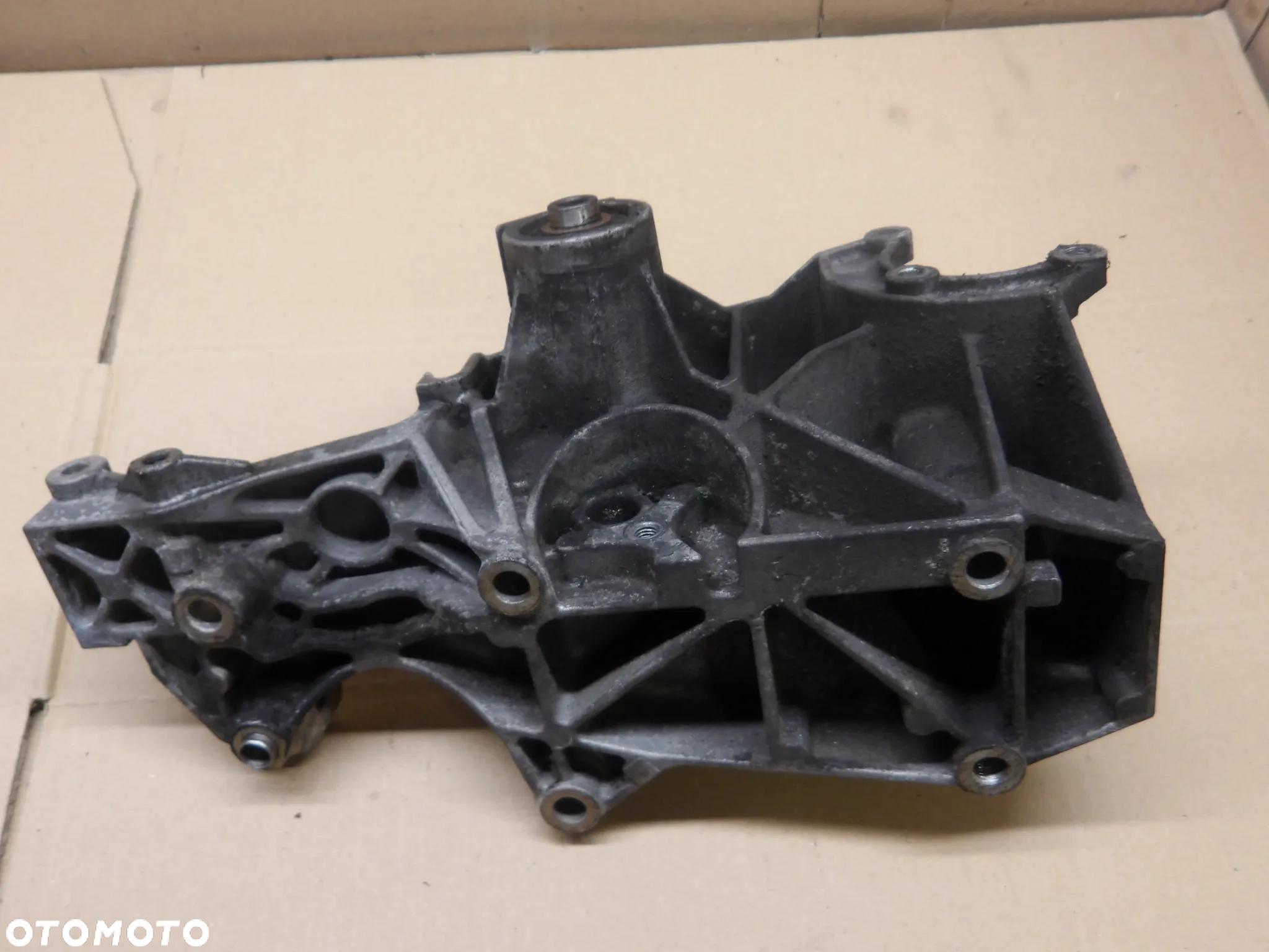 PASSAT B5 FL SEDAN 1.9TDI ŁAPA WSPORNIK ALTERNATORA 038903143AE - 4