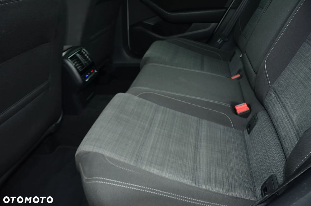 Volkswagen Passat - 18