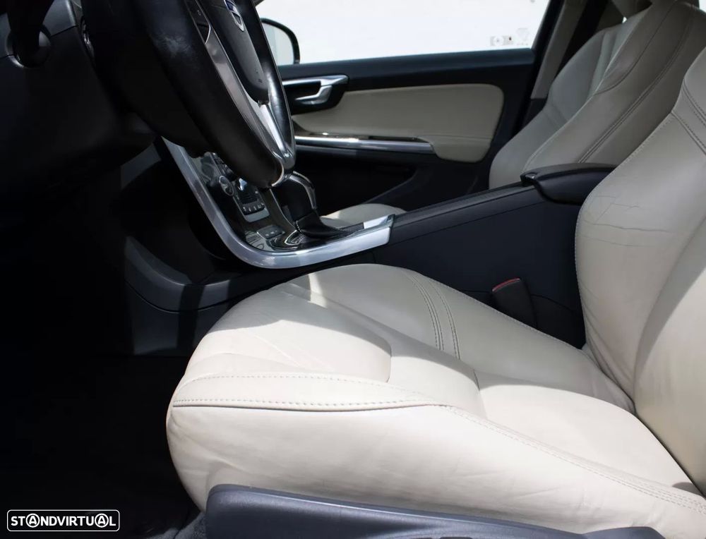 Volvo V60 D6 Plug-In-Hybrid AWD Geartronic Momentum — fotografia 13