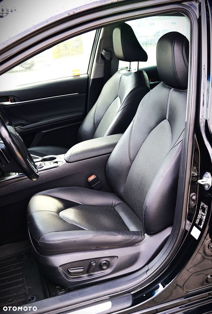 Toyota Camry 2.5 Hybrid Executive CVT - 23
