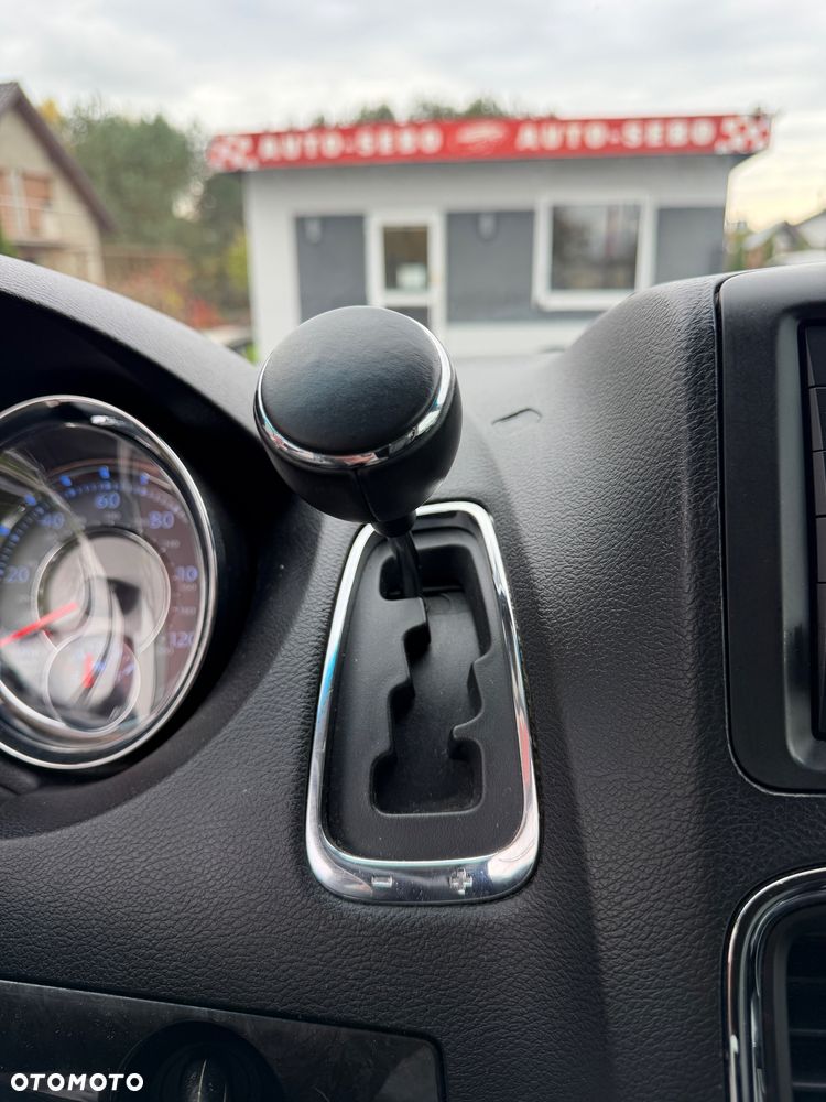Chrysler Town & Country - 34