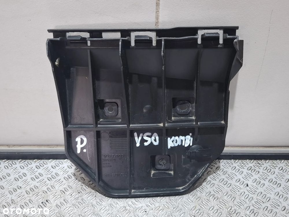 Ślizg zderzaka prawy tył Volvo V50 2008 rok nr 30763020 - 1