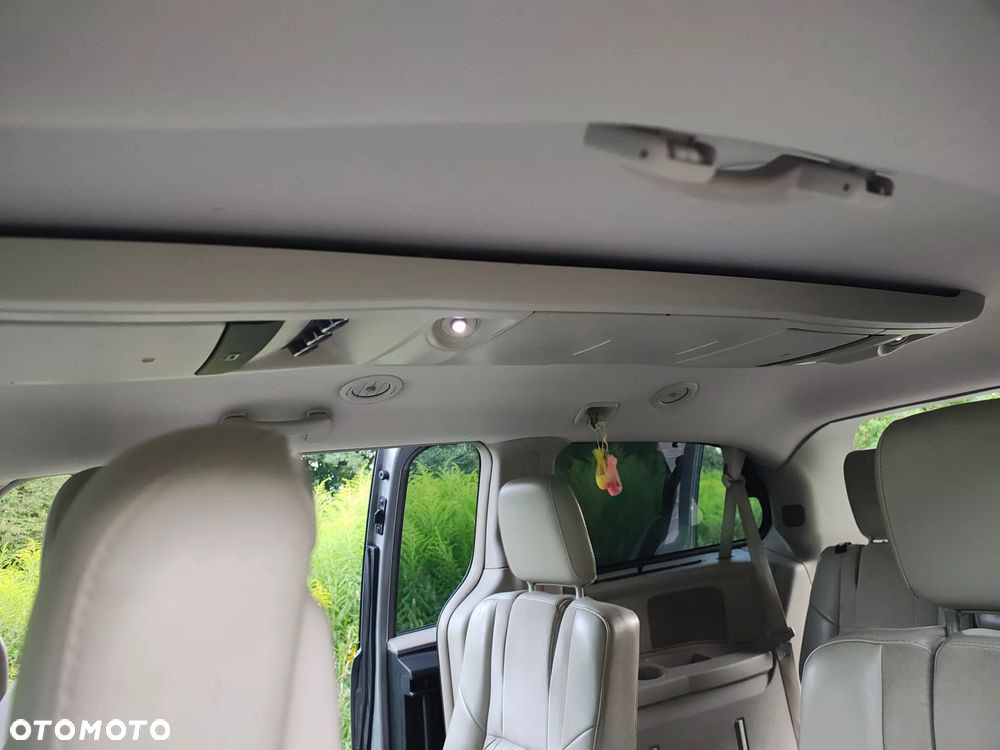 Chrysler Town & Country 3.6 Limited - 35