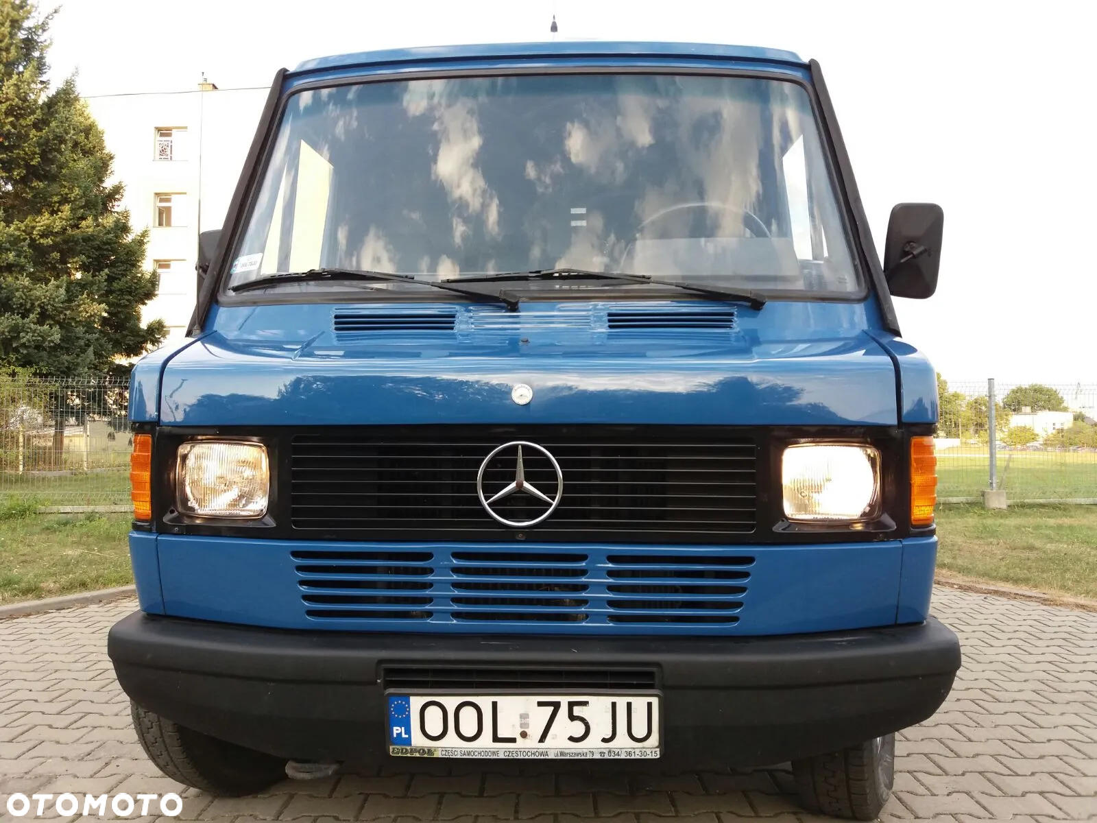 Mercedes-Benz 210 D - 10