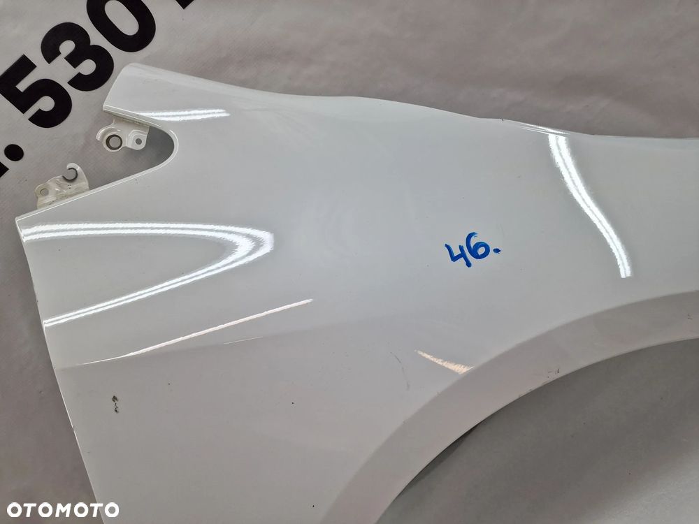 TOYOTA COROLLA E21 HB PRAWY BŁOTNIK PRZEDNI PRZÓD , NR AUKCJI BŁ46 - 6