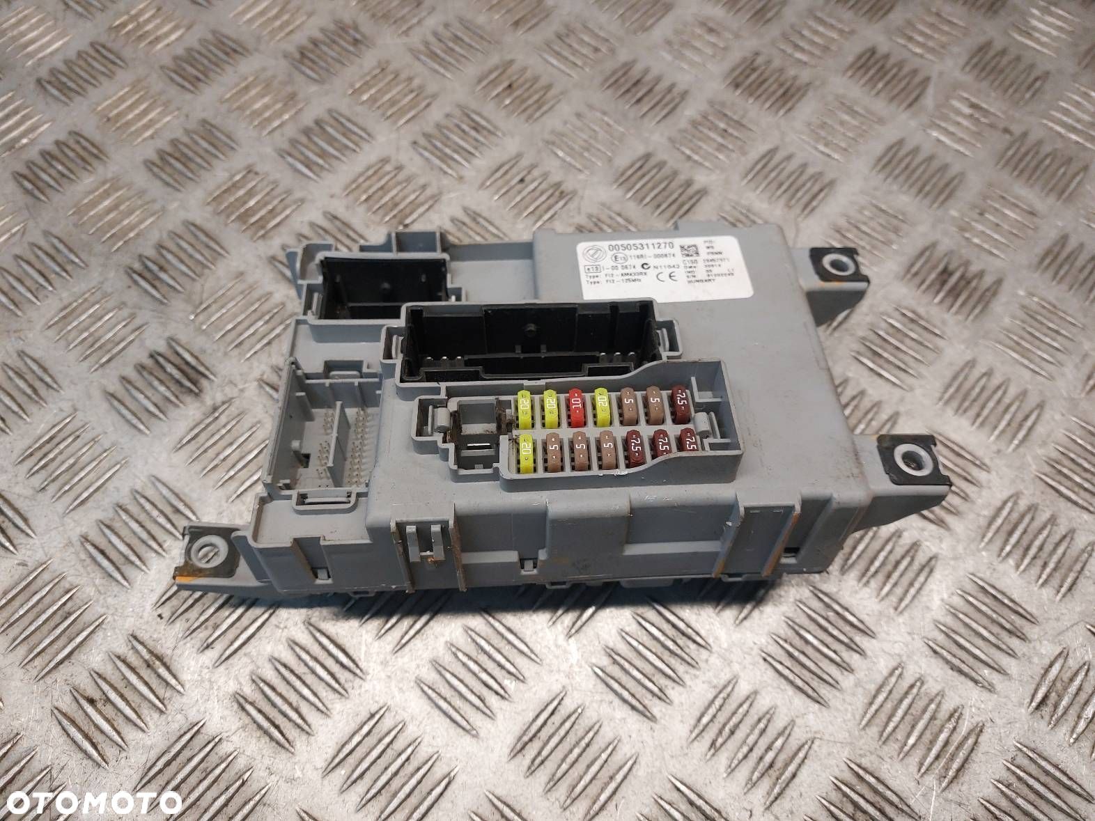 SKRZYNKA BEZPIECZNIKÓW PRZEKAŹNIKÓW FIAT PUNTO 2012 1.2 8V 00505311270 - 1