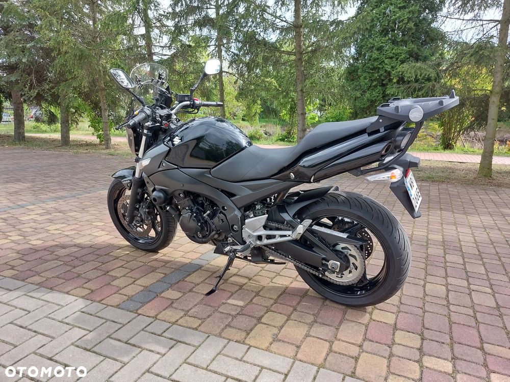Suzuki GSR - 23