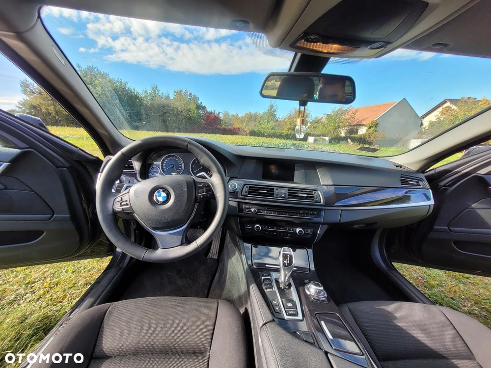 BMW Seria 5 525d xDrive - 13