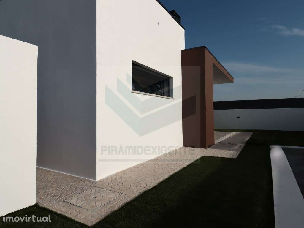 Moradia Isolada, Nova, 3 Suítes, Piscina, Perto de Tudo! - Grande imagem: 3/36