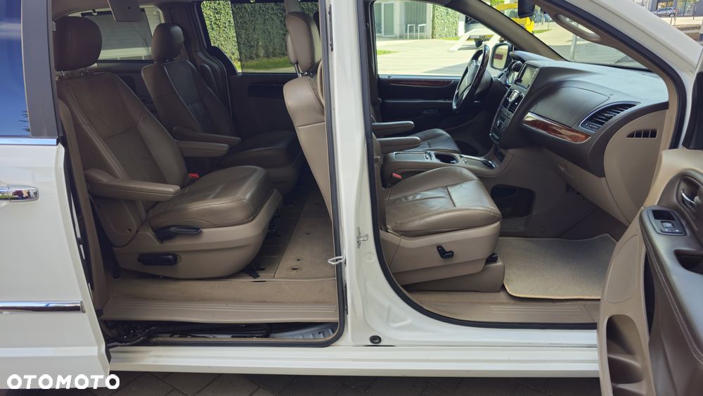Chrysler Town & Country 3.6 Limited - 25