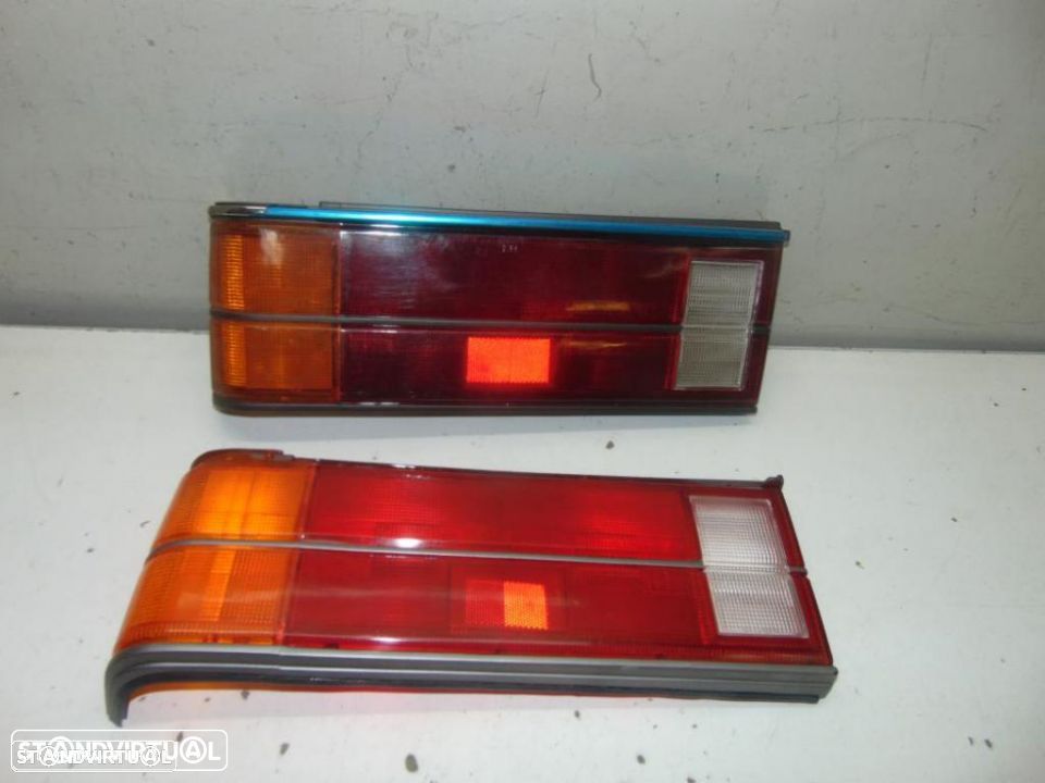 Nissan Bluebird 910 farolim de trás esquerdo - 1