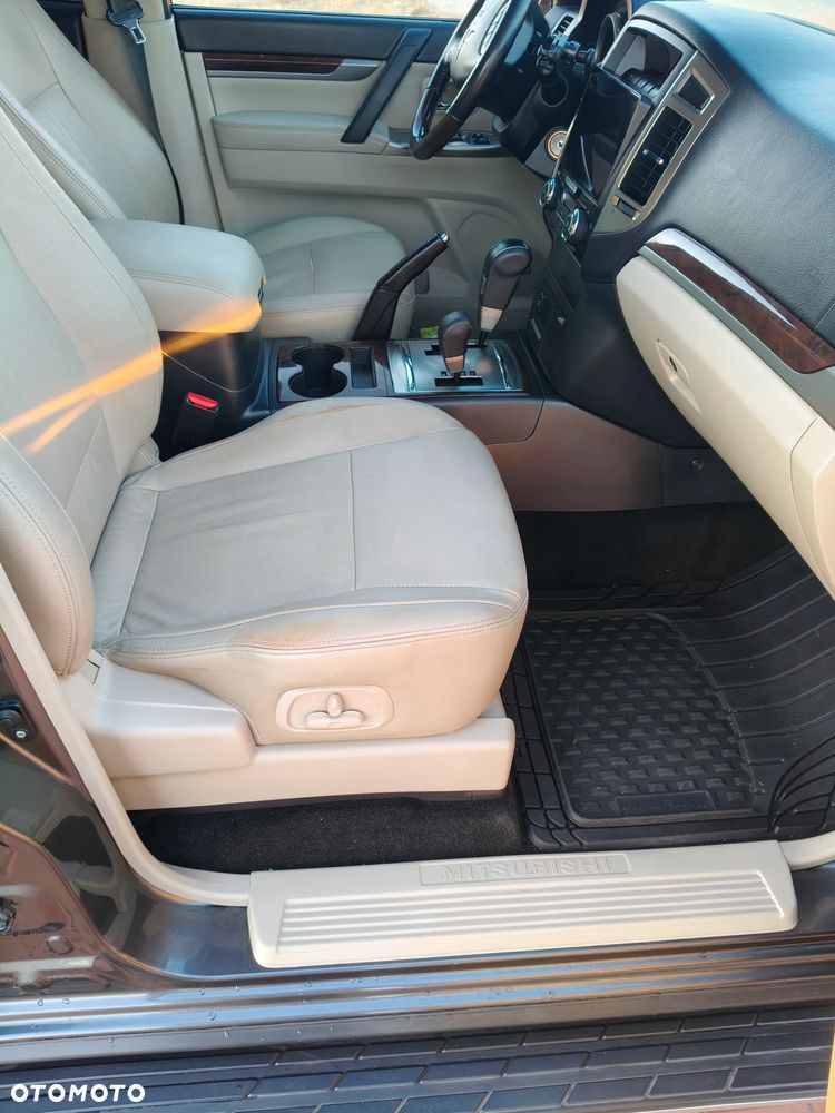 Mitsubishi Pajero - 22
