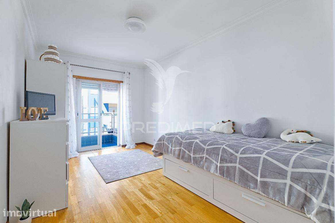 Apartamento T2 com parqueamento e varandas no centro de Almada - Grande imagem: 5/35