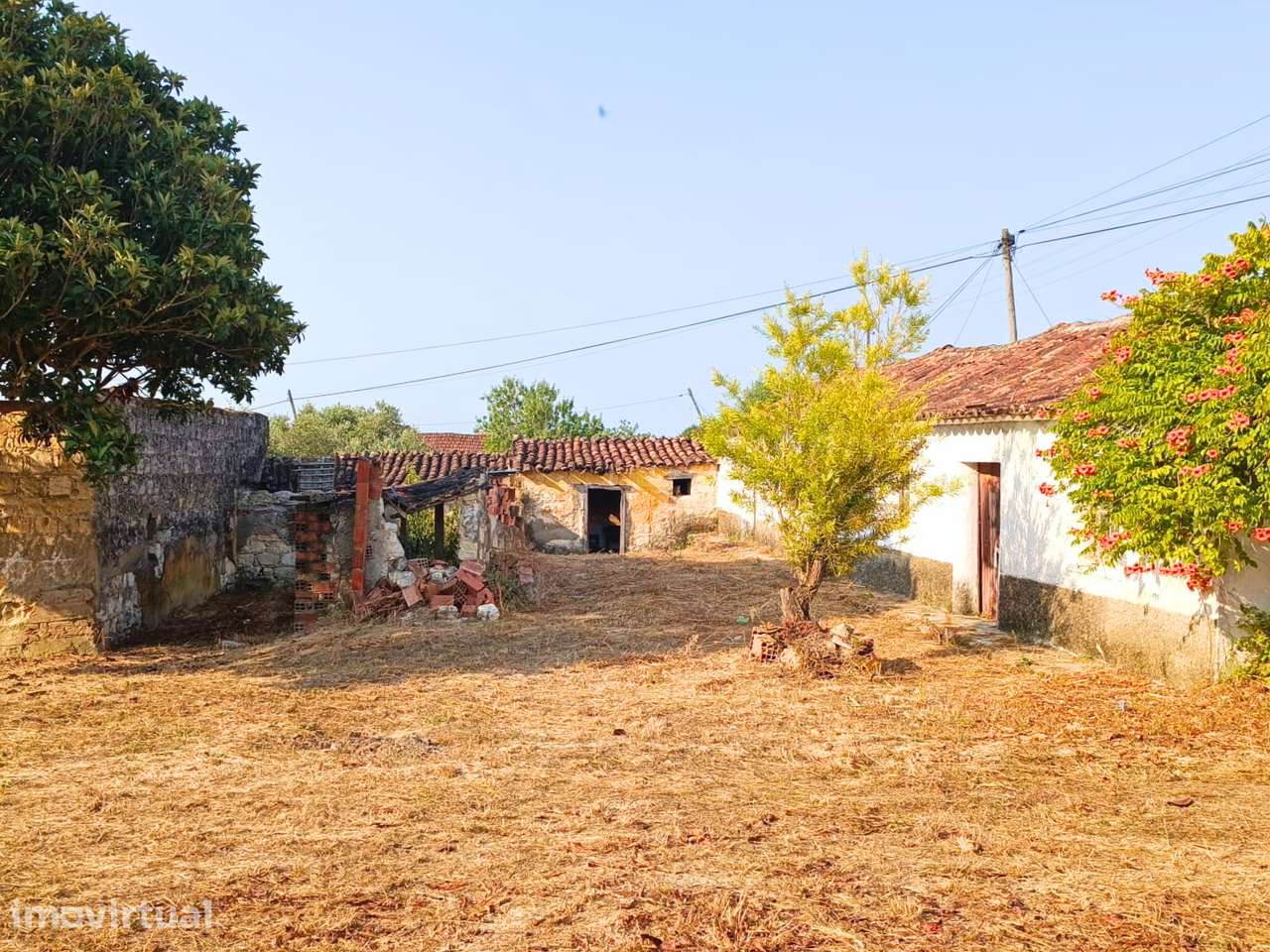 Propriedade com 2 moradias e terreno - Grande imagem: 4/21