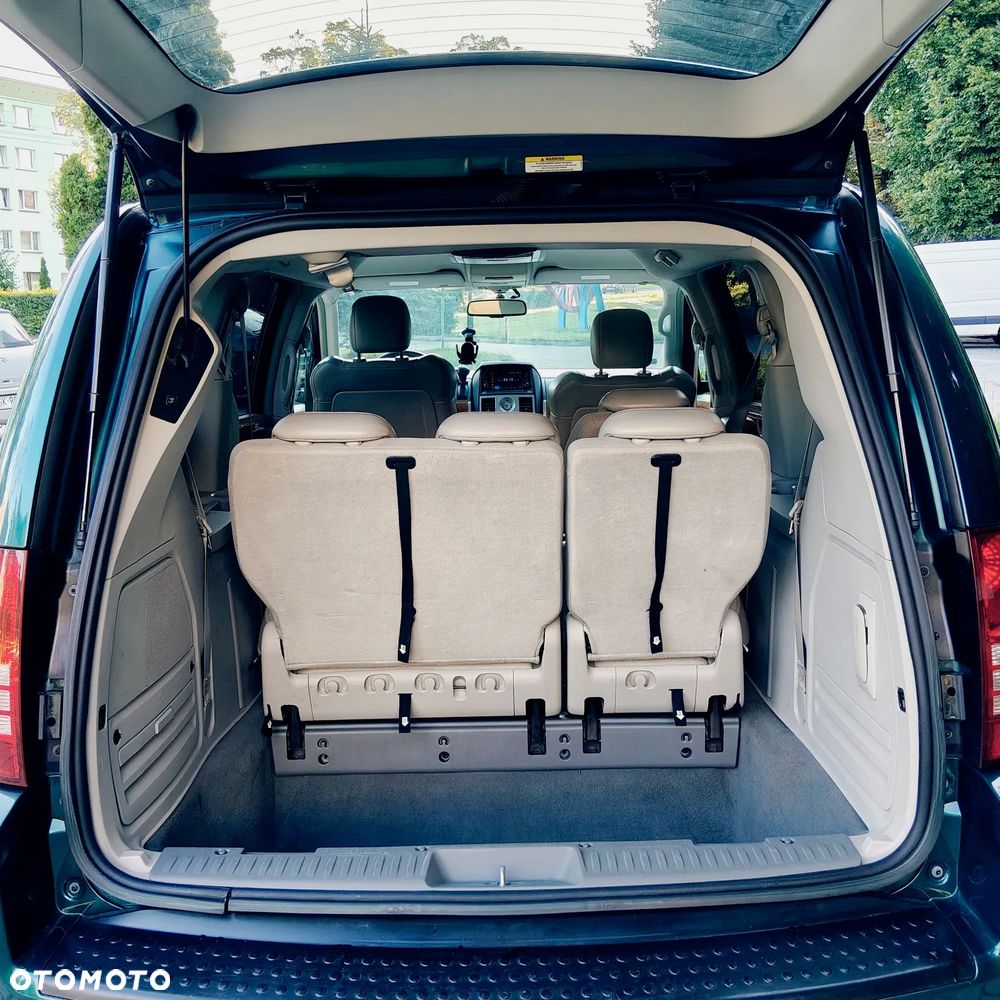 Chrysler Town & Country - 12