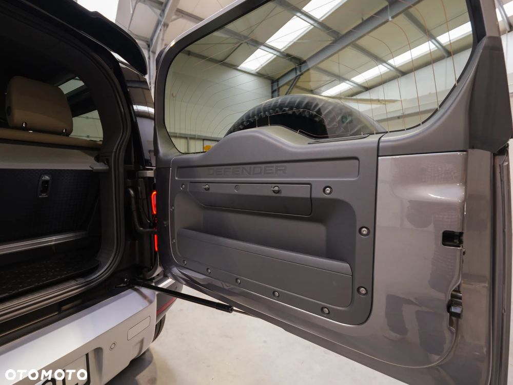 Land Rover Defender 2.0 P300 SE - 38