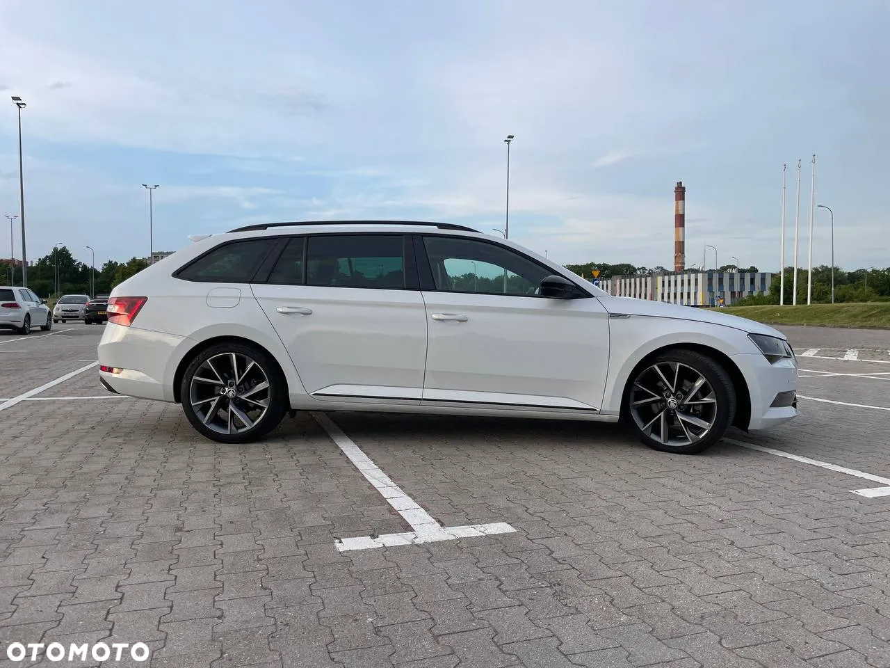 Skoda Superb Combi 2.0 TDI DSG Sportline - 6