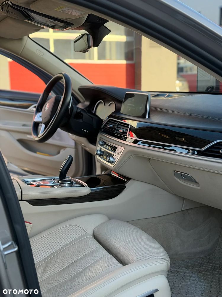 BMW Seria 7 740Li Edition Exclusive - 24