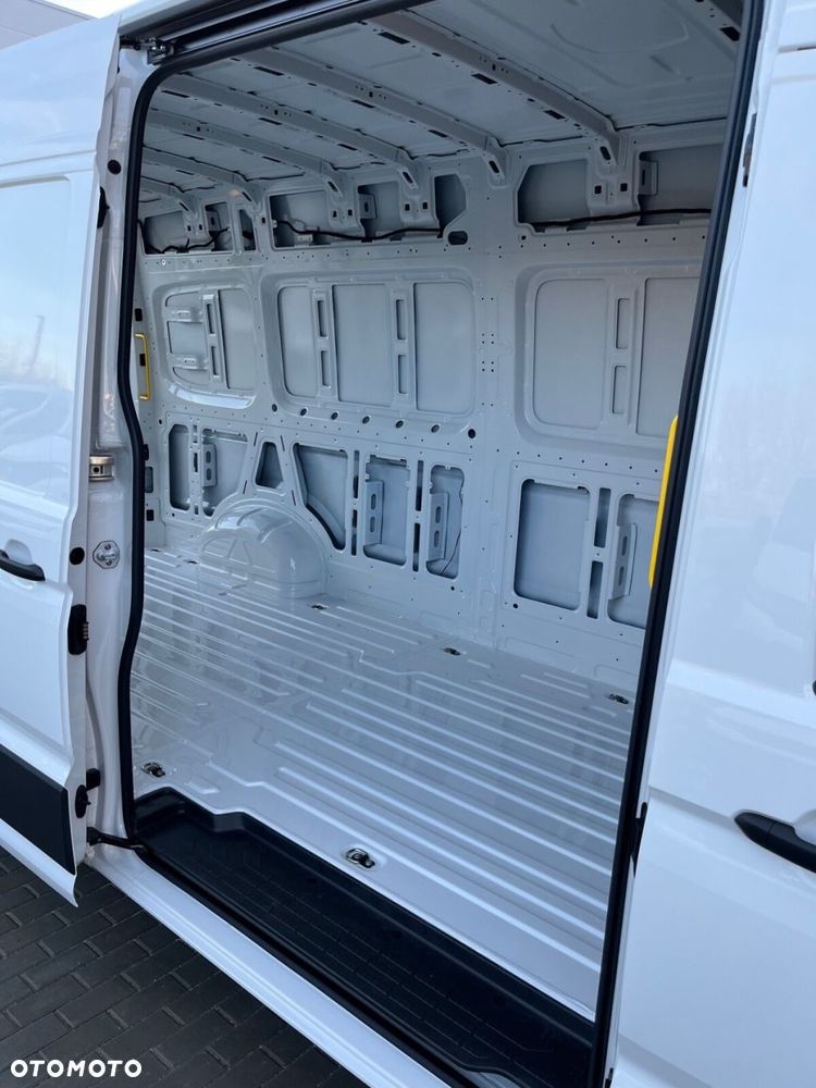 Volkswagen Crafter 35 Furgon z wysokim dachem   silnik: 2,0 l EU6 SCR  140 KM  /  skrzynia biegów: Przedni napęd manualna 6-biegowa rozstaw osi: 4490 mm - 14