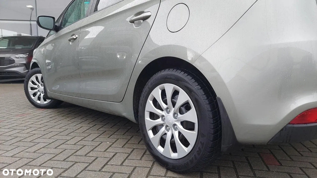 Kia Carens 1.6 GDI M - 11