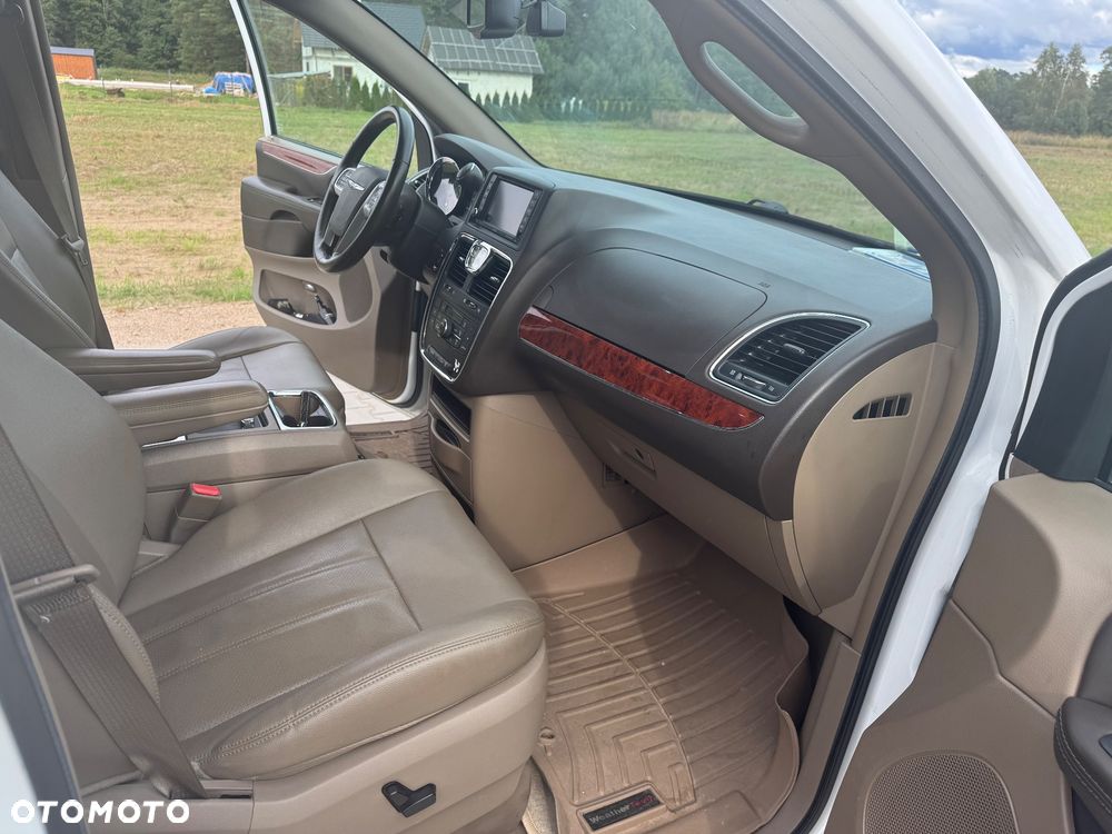 Chrysler Town & Country - 18