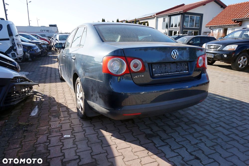 VOLKSWAGEN JETTA V SEDAN 2007 LC5F 1.9 TDI BXE 105KM JCR SZARY na części - 3