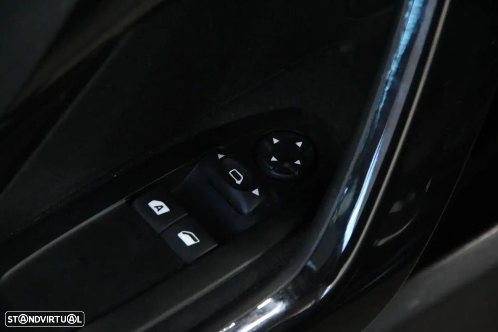 Peugeot 208 2018 photo 3