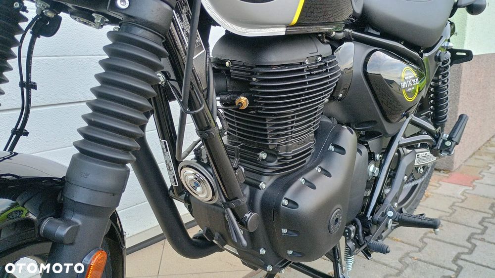 Royal Enfield HNTR - 16
