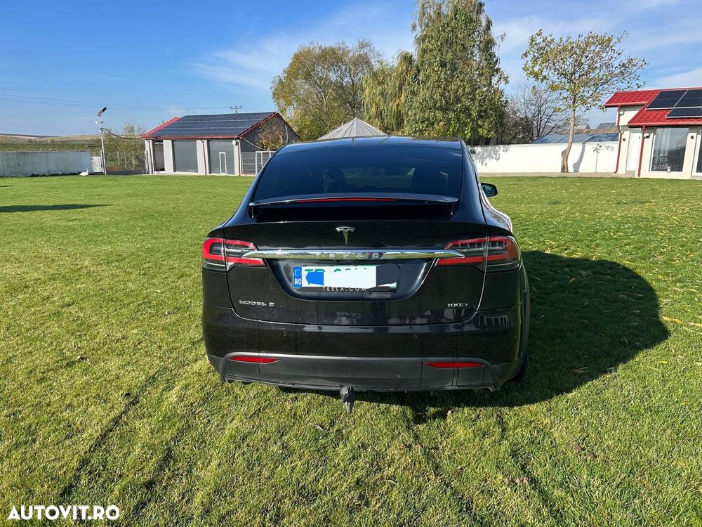 Tesla Model X - 11