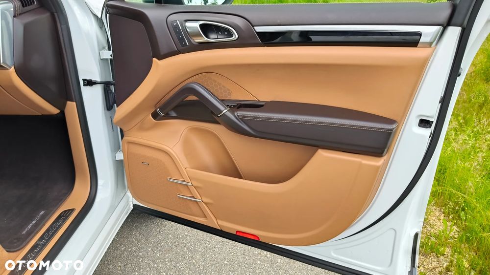 Porsche Cayenne Platinum Edition - 18