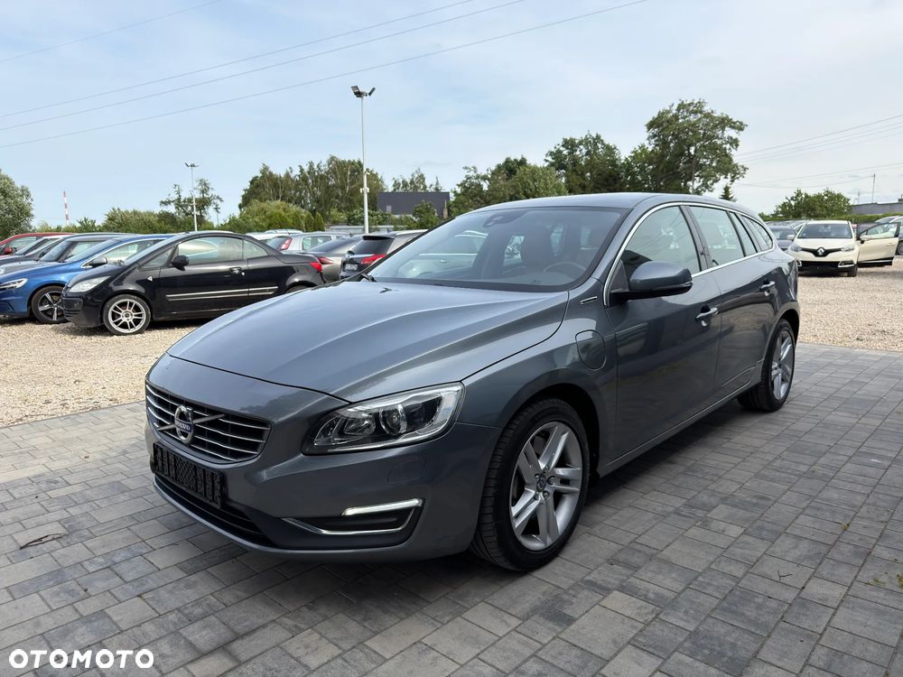 Volvo V60 D6 AWD Plug-in Hybrid R-Design Momentum - 8