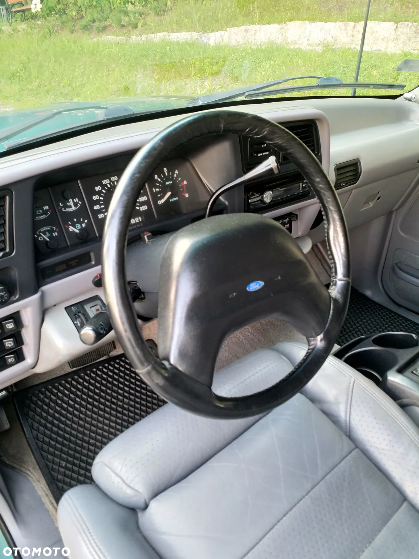 Ford Explorer Standard - 12