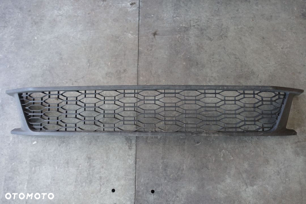 KRATKA ŚRODKOWA ZDERZAKA SANDERO II LIFT