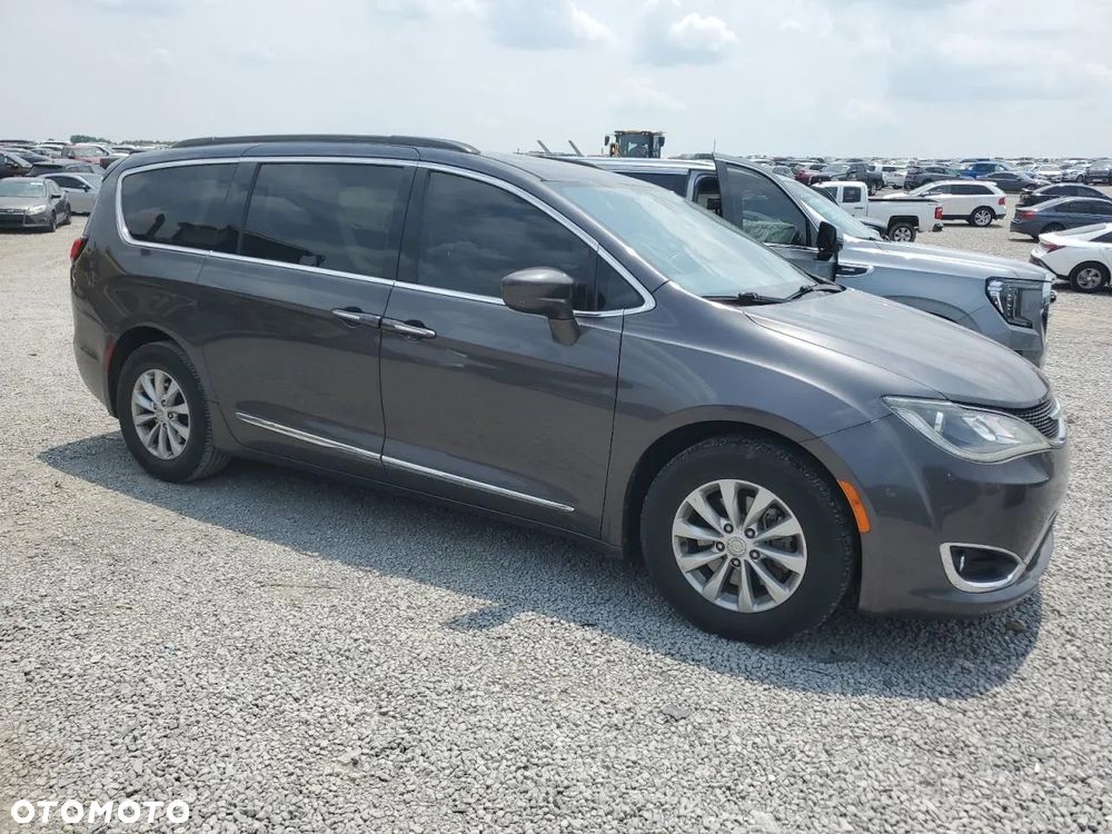 Chrysler Pacifica - 2