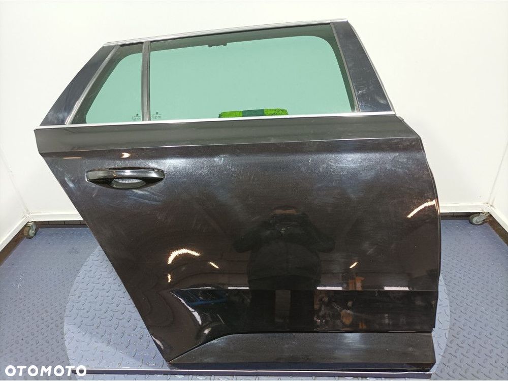 SKODA SUPERB III KOMBI DRZWI TYŁ TYLNE PRAWE LF9R - 1