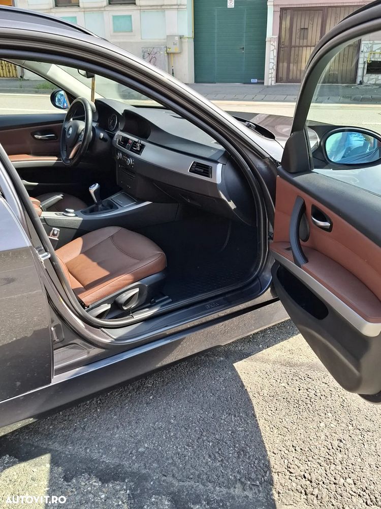 BMW Seria 3 318d DPF Touring - 21