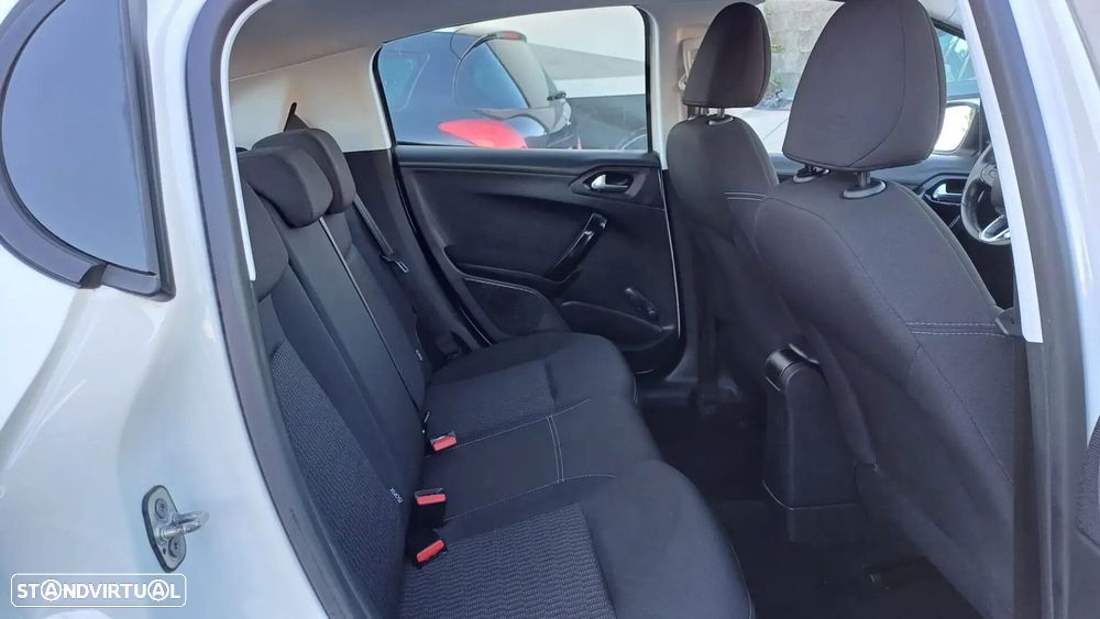 Peugeot 208 - 18