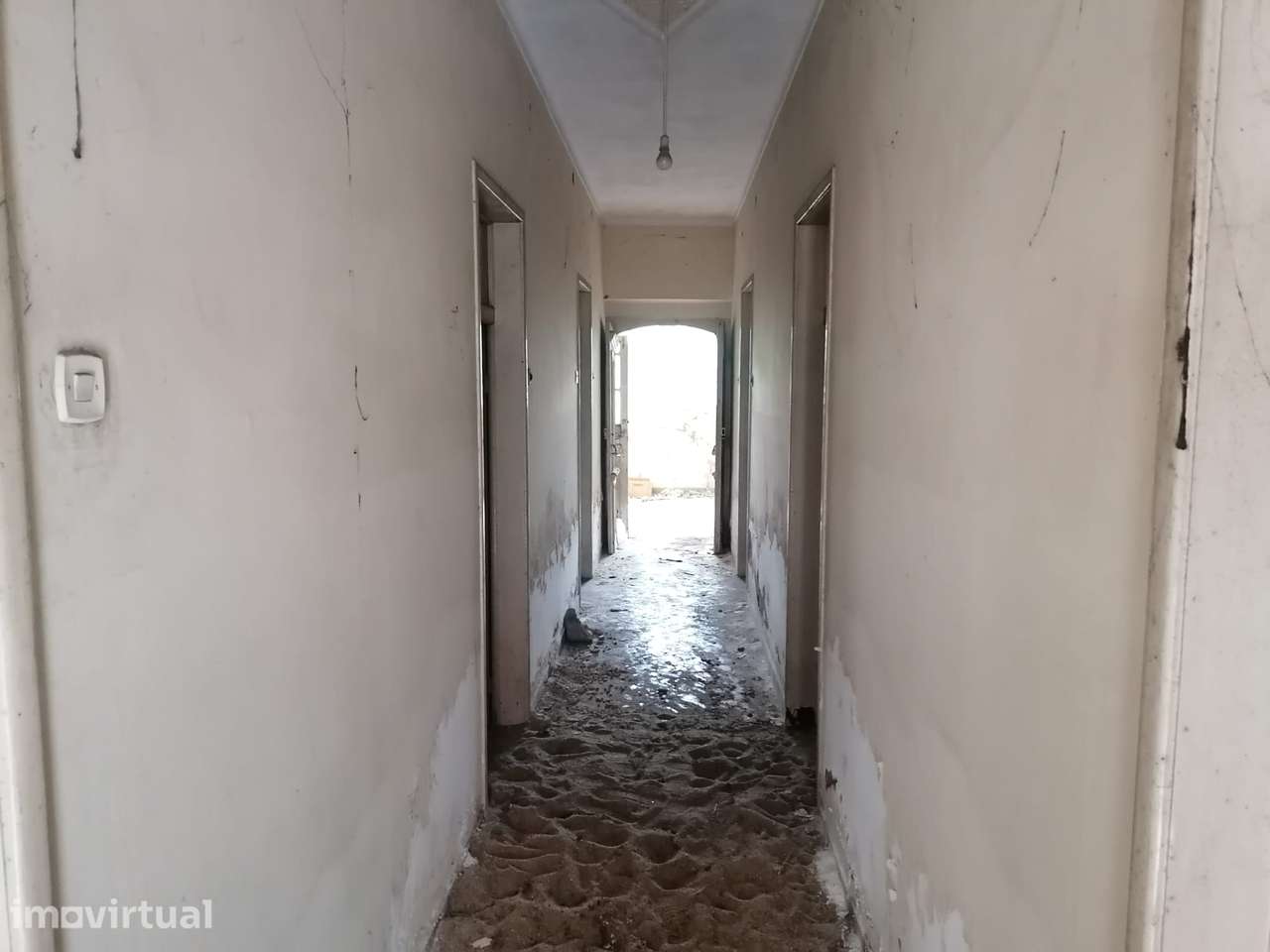 Moradia T6 com jardim no centro do Entroncamento - Grande imagem: 2/8