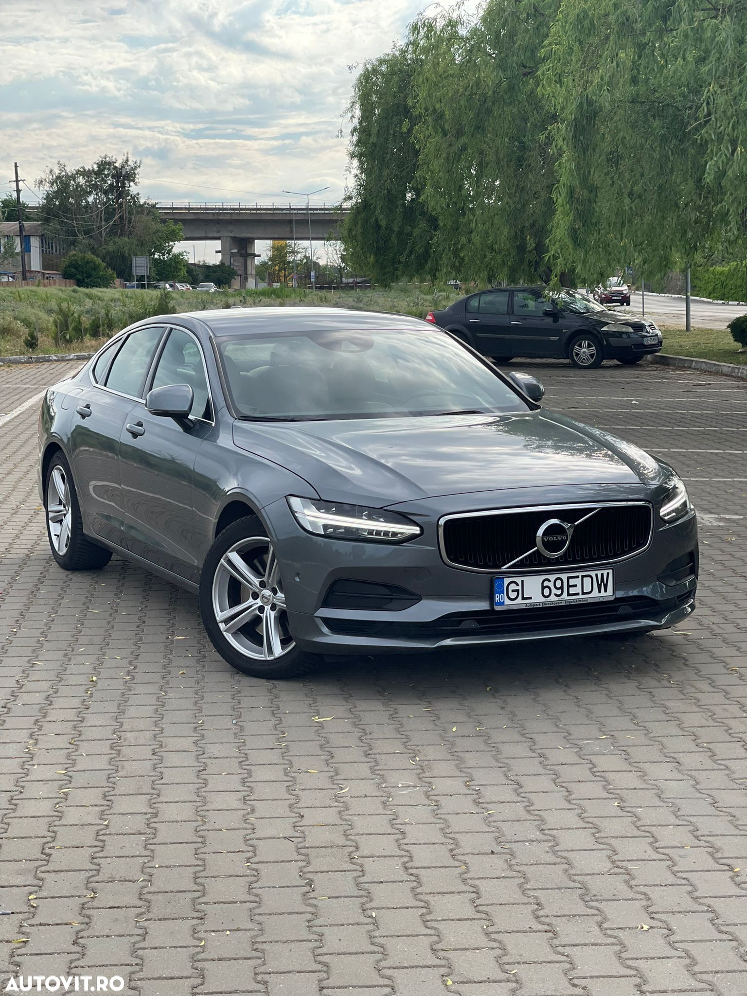 Volvo S90 D5 AWD Geartronic Momentum Pro - 1