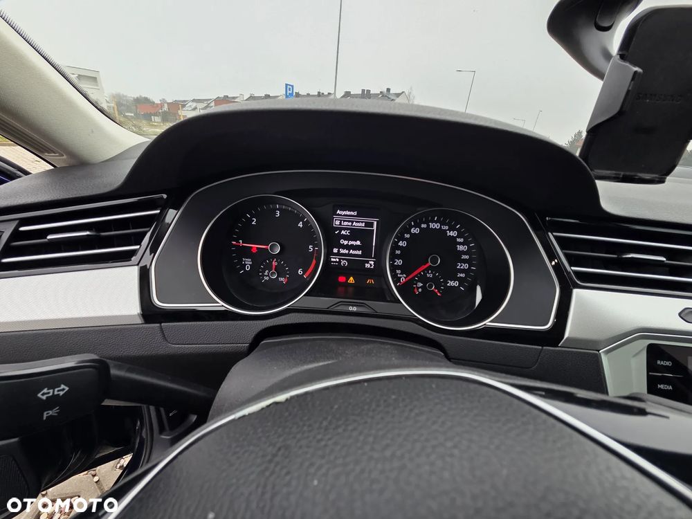 Volkswagen Passat Variant 2.0 TDI SCR BlueMotion Comfortline - 12