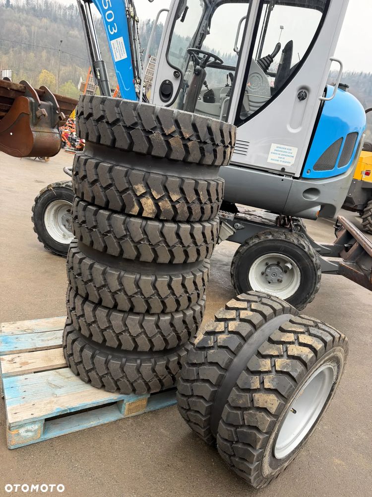 Wacker Neuson 6503 Koparka Kołowa 7ton. Nowe Podwójne Opony z felgami dodatkowe! Niski Przebieg. Maszyna w Bardzo ładnym Stanie. Pochodzi z Komuny Norweskiej. Silnik YANMAR 65KM. Zero luzów wycieków 2 łyżki Okazja. Maszyna pracowała sporadycznie przy lekkich pracach publicznych. Zero zużycia. Dekra 2026r Dokumentacja. Stabilizatory. Zamki na tłokach. 3 sekcje Hydrauliczne. Szybka wolna Jazda. Silnik YANMAR - 2