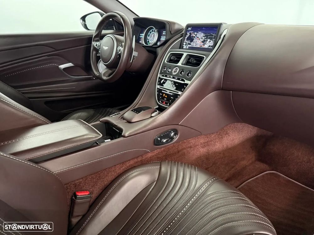 Aston Martin DB11 Coupé - 54