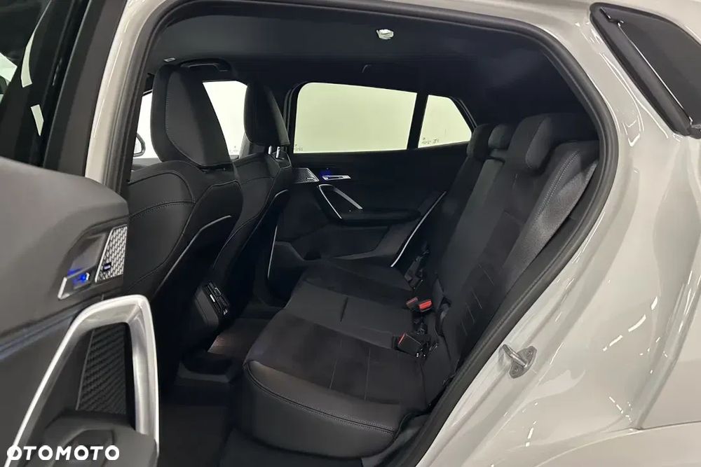 BMW iX2 eDrive20 66.5kWh M Sport - 32