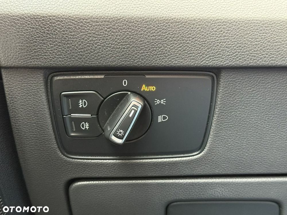 Volkswagen Passat Variant 2.0 TDI SCR Business DSG - 17