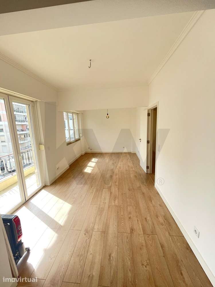Arrendamento - Apartamento T2+1 totalmente renovado | Rua Martins Bara - Grande imagem: 4/26