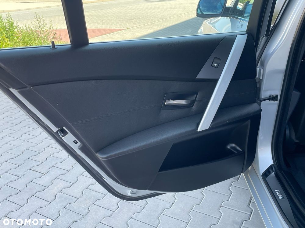 BMW Seria 5 525i - 25