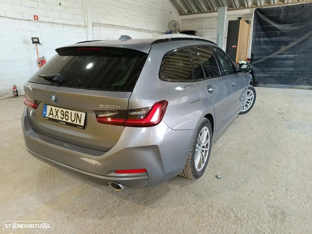 BMW 330 e Touring Auto - 3