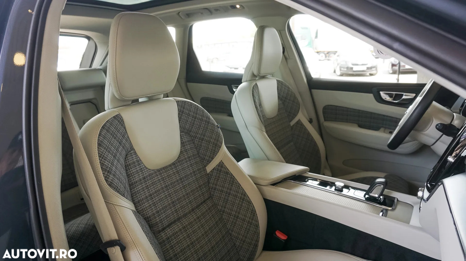Volvo XC 60 T8 Twin Engine AWD Geartronic Momentum - 27